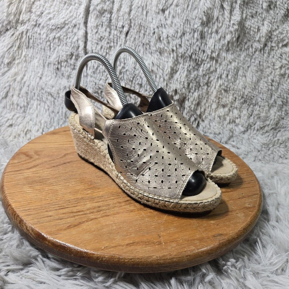 Clarks Artisan Womens Sandals Size 7.5 Gold Slingback Leather Wedges Perforated